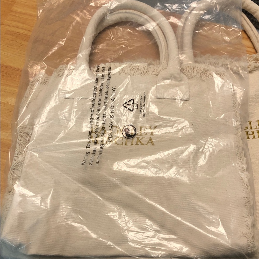 NIB Badgely Mishka signature tote - Picture 3 of 6